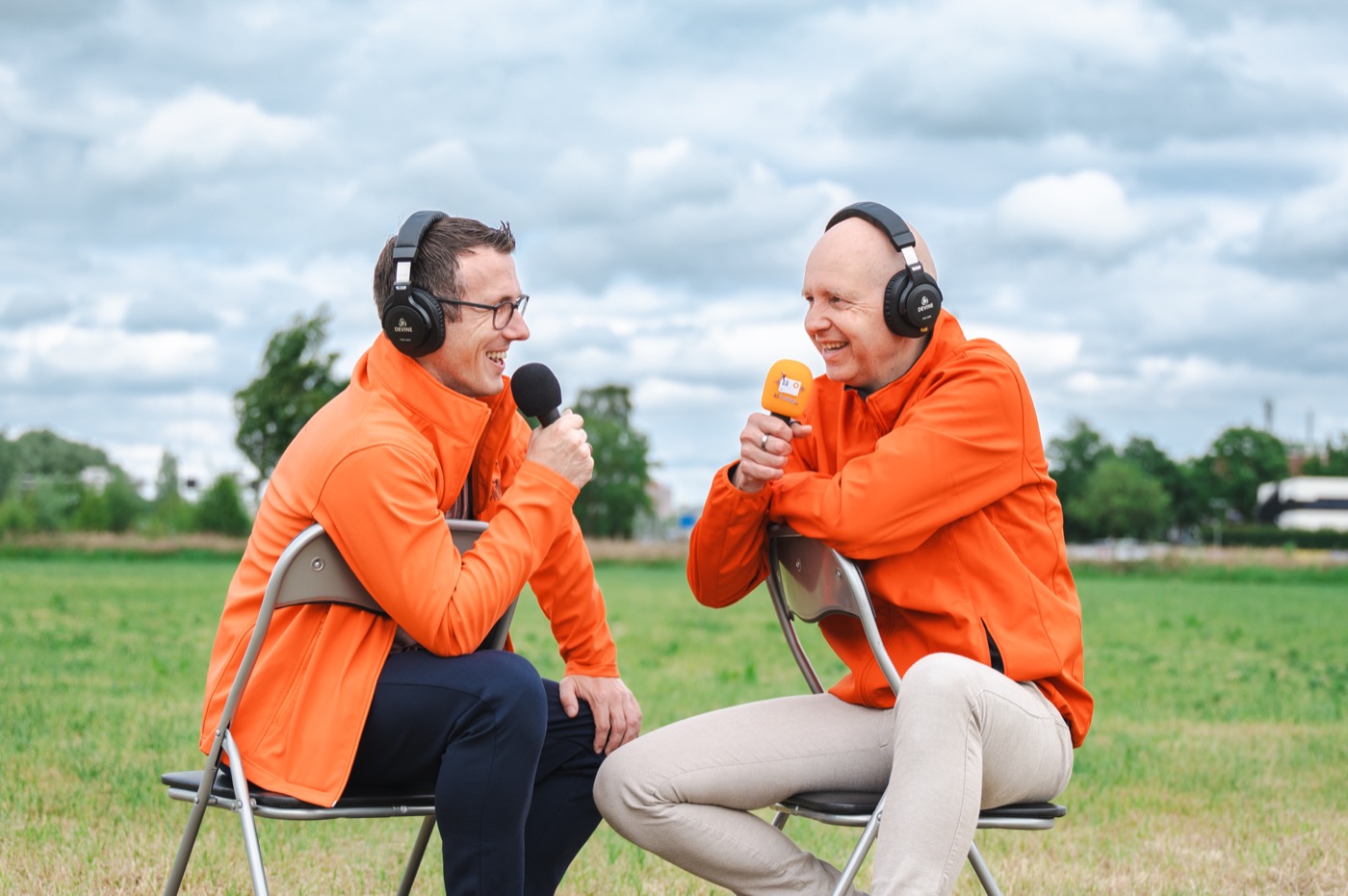 Joop Snijder en Niels Nagl&eacute; nemen buiten de podcast op